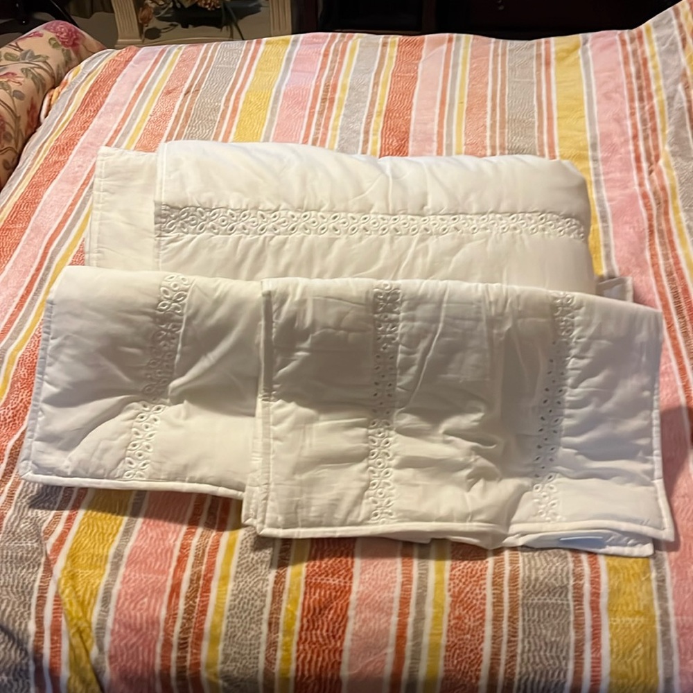 Country Living Queen white bed set eyelet design